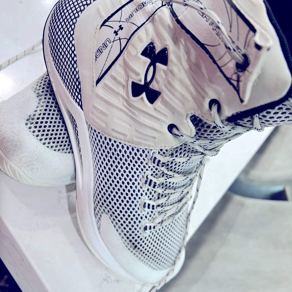 UA HOVR HIGHTLIGHT ACE VOLLEYBALL SHOES SIZE 10